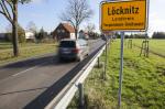 Ein Auto fährt am Orteingangsschild Löcknitz vorbei.